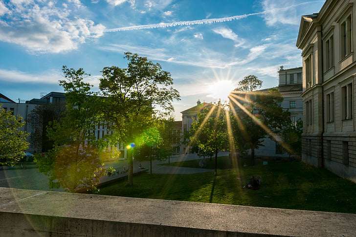 英国路易斯翰学院上研究生学费一年要多少？